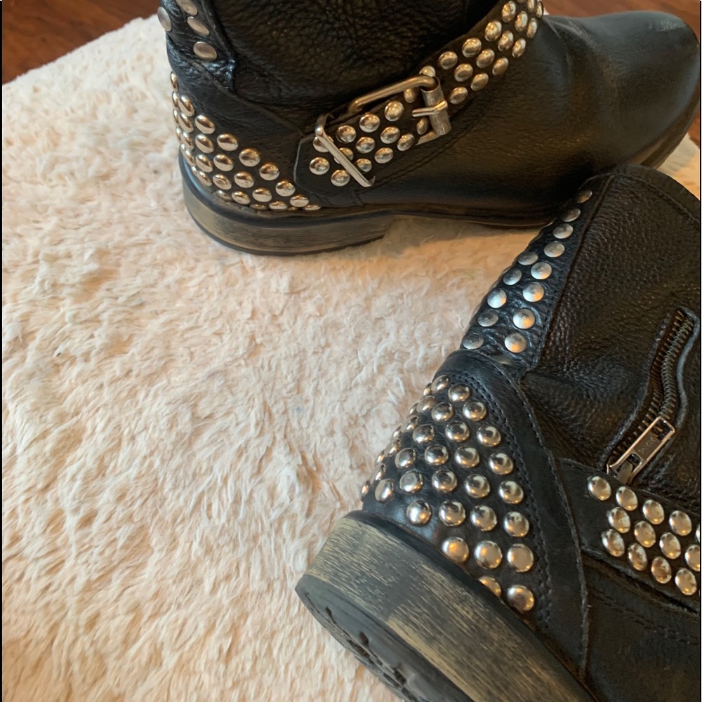 Boots - Picture 2 of 4